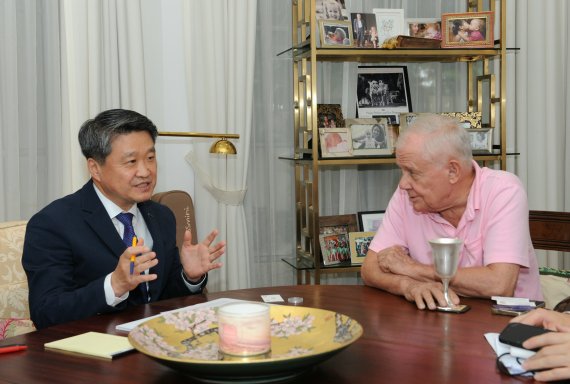 김학도 중진공 이사장(왼쪽)이 지난 7월 28일 싱가포르 현지에서 짐 로저스 회장과 면담하고 있다. 중소벤처기업진흥공단 제공