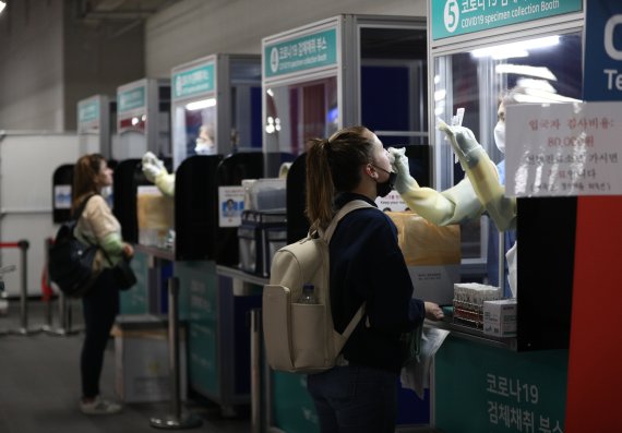 28일 오후 인천국제공항 2터미널에서 외국인 입국자들이 신종 코로나바이러스 감염증(코로나19) 검사를 받고 있다. 2022.7.28/뉴스1 ⓒ News1 신웅수 기자