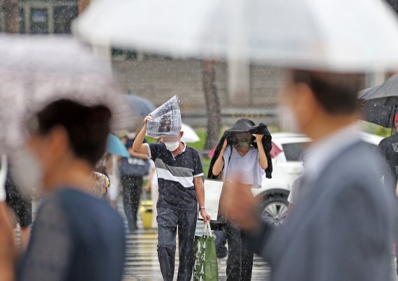 내일까지 장대비 쏟아져요..태풍 '송다' 이어 '트라세' 한반도로