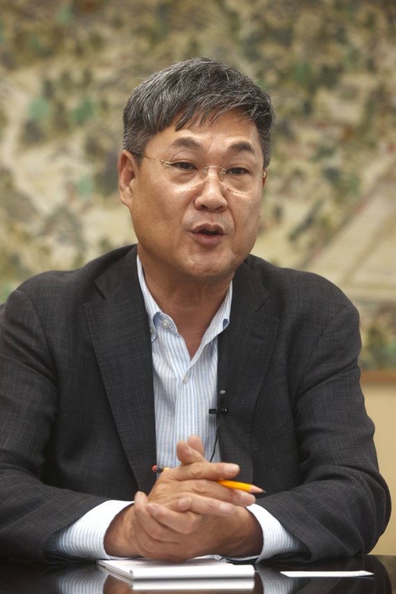 인터뷰하는 정문헌 종로구청장 (서울=연합뉴스) 진연수 기자 = 지난달 27일 오후 서울 종로구청 집무실에서 정문헌 구청장이 연합뉴스와 인터뷰하고 있다. 2022.8.1 jin90@yna.co.kr