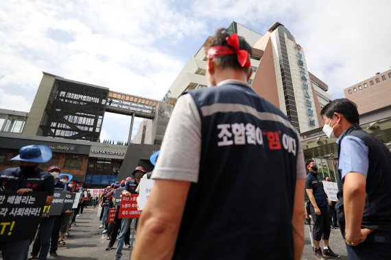 [서울=뉴시스] 백동현 기자 = 한국노총 전국자동차연맹 고속노동조합 동부고속지부 조합원들이 1일 오전 서울 서초구 고속버스터미널 앞에서 총파업 결의대회를 열고 있다. 동부고속지부는 지난달 27일 시작한 파업을 6일째 이어가고 있다. 2022.08.01. livertrent@newsis.com