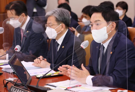 "택시 잡기가 하늘의 별 따기".. 심야택시 대란에 與野 서로 다른 해법