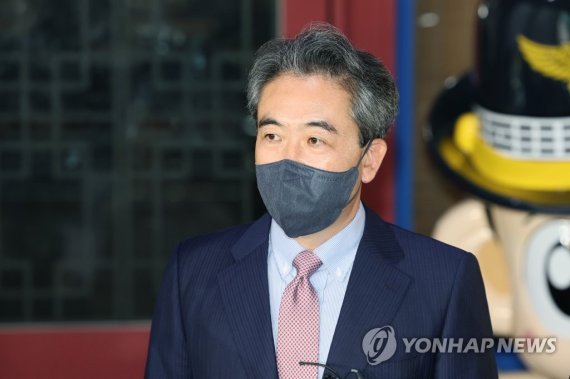 윤희근 경찰청장 후보자가 7월 25일 오후 서울 서대문구 경찰청에서 퇴근하며 취재진의 질문에 답하고 있다. 2022.7.25. 연합뉴스.