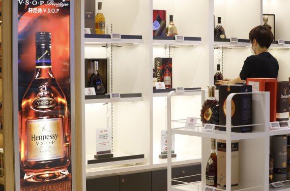 서울 롯데면세점 명동본점 해외주류 매장 모습. /뉴시스