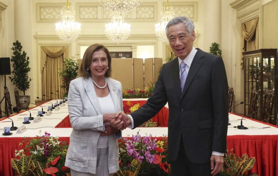 낸시 펠로시(왼쪽) 미국 하원 의장이 1일(현지시간) 싱가포르의 이스타나 대통령궁에서 리셴룽 싱가포르 총리를 만나 악수하고 있다. 월스트리트저널(WSJ)은 소식통을 인용해 펠로시 의장이 중국의 위협에도 불구하고 2일 중 대만 방문을 강행할 계획이라고 보도했다. AP뉴시스