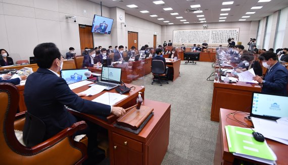 김도읍 법사위원장이 1일 오후 서울 여의도 국회에서 열린 법제사법위원회 전체회의에서 의사봉을 두드리고 있다. 2022.8.1 [국회사진기자단]