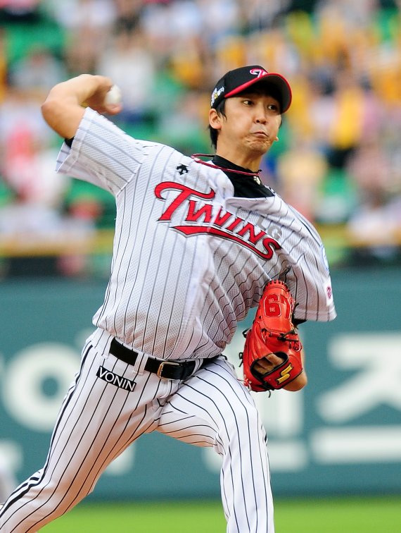 【서울=뉴시스】이동원 기자 = 8일 오후 잠실야구장에서 2011 프로야구 LG트윈스와 KIA타이거즈의 경기가 열렸다. LG선발 심수창이 역투하고 있다. dwlee@newsis.com