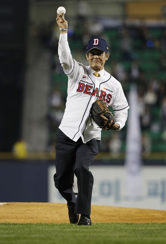 【서울=뉴시스】최동준 기자 = 17일 서울 잠실야구장에서 열린 2017 KBO 포스트시즌 플레이오프 두산 베어스 대 NC 다이노스의 경기, 박철순이 시구를 하고 있다. 2017.10.17. photocdj@newsis.com