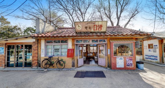 [서울=뉴시스] 추억의 거리 약속다방 외부. (사진=국립민속박물관 제공) 2022.08.02. photo@newsis.com