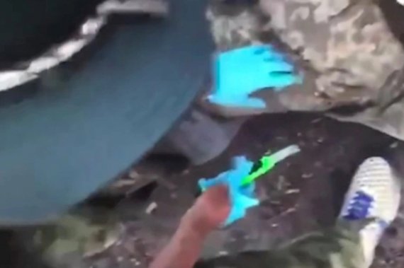 러시아 군인이 포로로 잡힌 우크라이나 군인을 거세하는 모습. (뉴욕타임스 갈무리) ⓒ 뉴스1