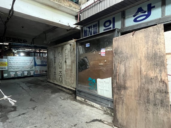 지난 1일 찾은 서울 구로구 오류시장은 곳곳은 각종 낡은 시설이 흉물스럽게 방치돼있는 가 하면 청소조차 이뤄지지 않아 곰팡이 냄새가 진동하기도 했다. 사진=주원규 기자