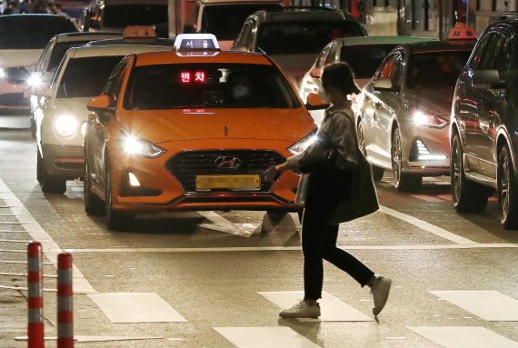 "택시 잡기가 하늘의 별 따기".. 심야택시 대란에 與野 서로 다른 해법