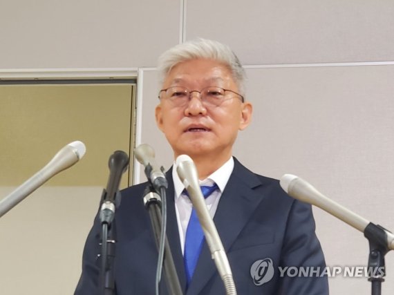 16일 일본에 입국한 윤덕민 주일본 한국대사가 도쿄 하네다공항에서 한일 취재진의 질문에 답하고 있다. 사진=연합뉴스