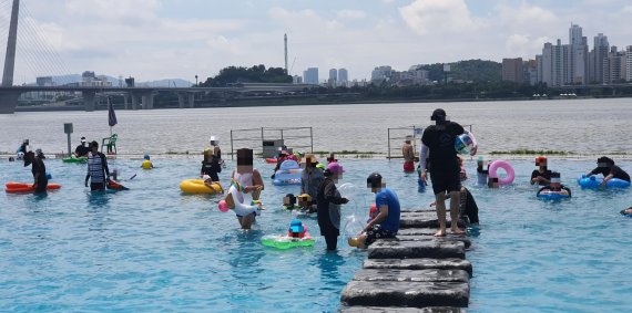 지난 1일 오전 11시께 서울 마포구 난지 한강공원 물놀이장에 많은 시민들이 물놀이를 즐기고 있다. 이날 오전까지 비가 왔음에도 낮 12시 기준 방문객이 약 250명이 입장한 것으로 파악됐다. 사진=노유정 기자