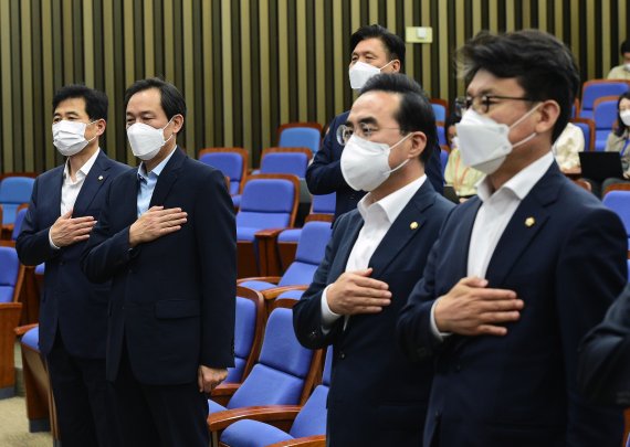 우상호 더불어민주당 비상대책위원장과 박홍근 원내대표가 2일 국회에서 열린 의원총회에서 국민의례를 하고 있다. (공동취재) 2022.8.2/뉴스1 /