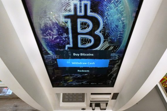 [세일럼(미 뉴욕주)=AP/뉴시스]지난 2월9일 미 뉴욕주 세일럼의 스모커스 초이스 매장 암호화폐 ATM 디스플레이 화면에 비트코인 로고가 보이고 있다. 2022.3.8