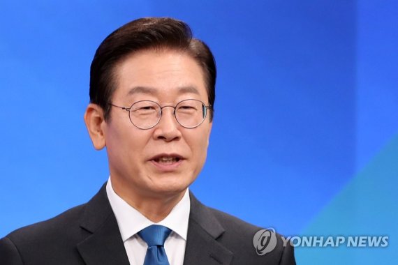 춘천 토론회 참석한 이재명 후보 (춘천=연합뉴스) 양지웅 기자 = 2일 강원 춘천시 G1방송에서 열린 더불어민주당 당 대표 후보자 초청 토론회에 앞서 이재명 후보가 리허설을 하고 있다. 2022.8.2 /사진=연합뉴스