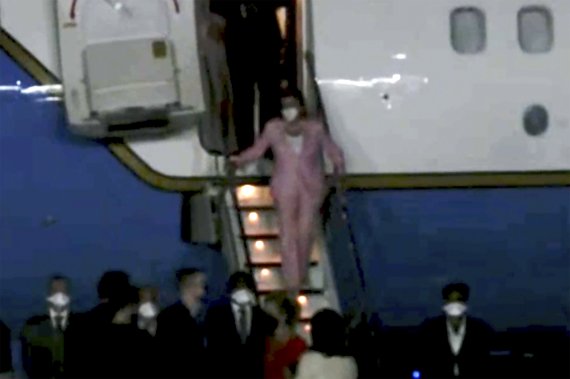 낸시 펠로시 미국 하원의장이 2일 밤 대만 타이페이 공항에 내리고 있다. 펠로시 의장의 대만 방문은 25년만에 최고위급 미국 인사의 대만 방문이다. AP연합