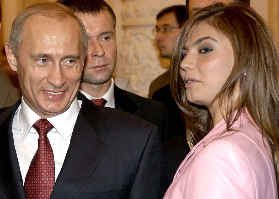 블라디미르 푸틴(왼쪽) 러시아 대통령이 2004년 11월 4일(현지시간) 모스크바 크렘린에서 열린 러시아 올림픽 대표팀 환영 행사에서 알리나 카바예바(오른쪽) 당시 대표팀 체조 선수와 대화하고 있다. 미국 재무부는 2일 푸틴 애인으로 알려진 카바예바에 대한 경제제재를 결정했다. 로이터뉴스1