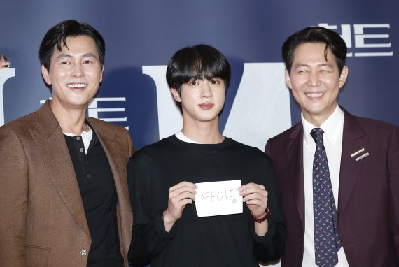 방탄소년단(BTS) 진(가운데)이 2일 오후 서울 강남구 메가박스 코엑스점에서 열린 영화 '헌트(HUNT)' VIP 시사회에서 배우 정우성과 이정재 감독(오른쪽)을 응원하고 있다. ⓒ News1 권현진 기자
