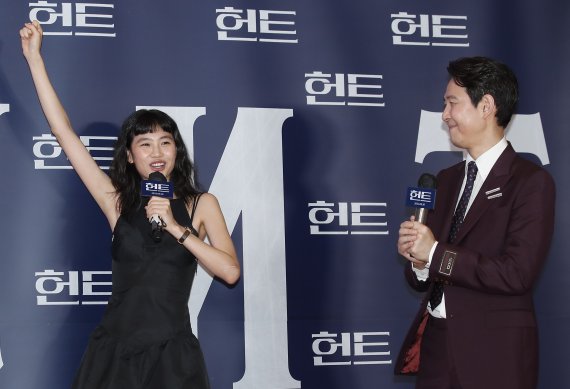 모델 정호연(왼쪽)이 2일 오후 서울 강남구 메가박스 코엑스점에서 열린 영화 '헌트(HUNT)' VIP 시사회에 '오징어게임'에서 함께 열연을 펼친 이정재를 응원하고 있다. ⓒ News1 권현진 기자