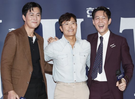 배우 이병헌(가운데)이 2일 오후 서울 강남구 메가박스 코엑스점에서 열린 영화 '헌트(HUNT)' VIP 시사회에서 배우 정우성과 이정재 감독(오른쪽)을 응원하고 있다. ⓒ News1 권현진 기자