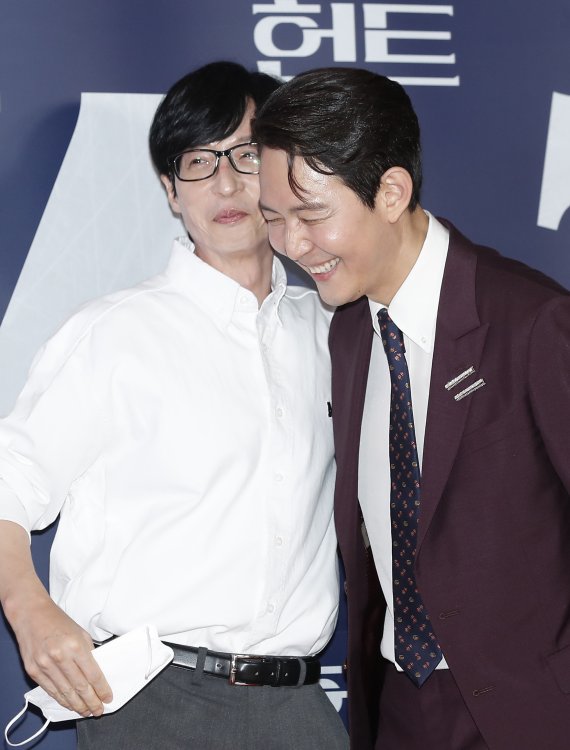 방송인 유재석이 2일 오후 서울 강남구 메가박스 코엑스점에서 열린 영화 '헌트(HUNT)' VIP 시사회에서 이정재 감독(오른쪽)을 응원하고 있다. ⓒ News1 권현진 기자