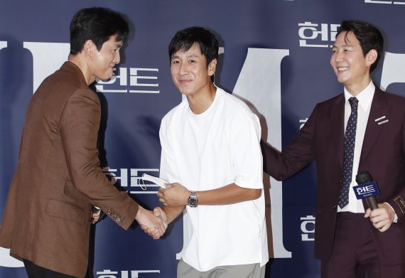 배우 이선균(가운데)이 2일 오후 서울 강남구 메가박스 코엑스점에서 열린 영화 '헌트(HUNT)' VIP 시사회에 아내 전혜진을 응원하기 위해 참석해 정우성, 이정재 감독(오른쪽)과 인사를 나누고 있다. ⓒ News1 권현진 기자