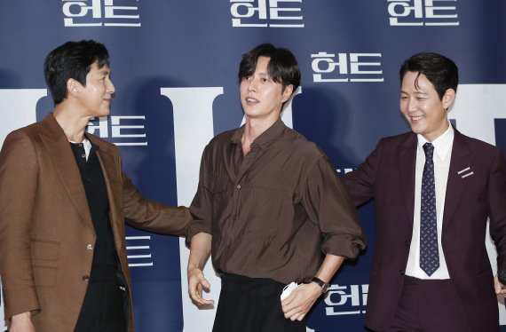 배우 박해진(가운데)이 2일 오후 서울 강남구 메가박스 코엑스점에서 열린 영화 '헌트(HUNT)' VIP 시사회에서 같은 소속사 식구 정우성, 이정재 감독(오른쪽)을 응원하고 있다. ⓒ News1 권현진 기자