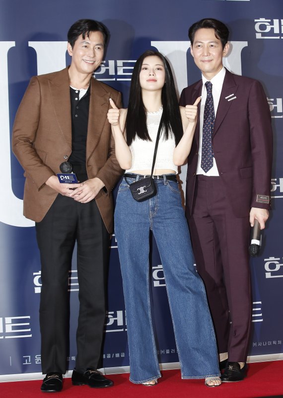 배우 이선빈(오른쪽)이 2일 오후 서울 강남구 메가박스 코엑스점에서 열린 영화 '헌트(HUNT)' VIP 시사회에 참석해 엄지를 치켜들며 배우 정우성과 이정재 감독(오른쪽)을 응원하고 있다. ⓒ News1 권현진 기자