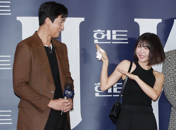 배우 주현영(오른쪽)이 2일 오후 서울 강남구 메가박스 코엑스점에서 열린 영화 '헌트(HUNT)' VIP 시사회에 참석해 배우 정우성에게 '우영우' 식 인사법으로 그를 응원하고 있다. ⓒ News1 권현진 기자