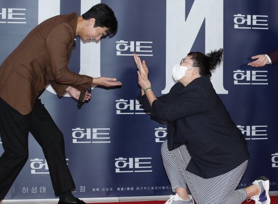 방송인 이영자(오른쪽)가 2일 오후 서울 강남구 메가박스 코엑스점에서 열린 영화 '헌트(HUNT)' VIP 시사회에 참석해 배우 정우성을 응원하고 있다. ⓒ News1 권현진 기자