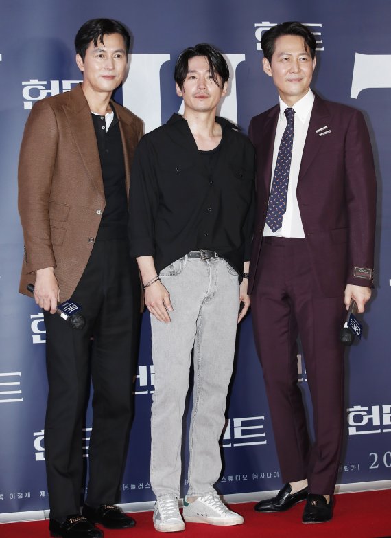 배우 장혁(가운데)이 2일 오후 서울 강남구 메가박스 코엑스점에서 열린 영화 '헌트(HUNT)' VIP 시사회에 참석해 배우 정우성, 이정재 감독(오른쪽)과 함께 포즈를 취하고 있다. ⓒ News1 권현진 기자