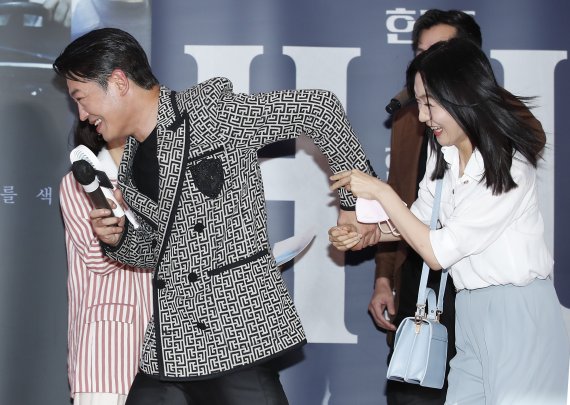 배우 허성태(왼쪽)가 2일 오후 서울 강남구 메가박스 코엑스점에서 열린 영화 '헌트(HUNT)' VIP 시사회에서 '오징어게임'에서 함께 호흡을 맞춘 배우 김주령의 손을 잡고 격한 환영을 하고 있다. ⓒ News1 권현진 기자