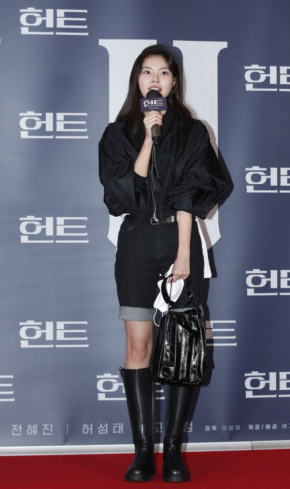 배우 홍예지가 2일 오후 서울 강남구 메가박스 코엑스점에서 열린 영화 '헌트(HUNT)' VIP 시사회에 참석해 정만식 배우를 응원하고 있다. ⓒ News1 권현진 기자