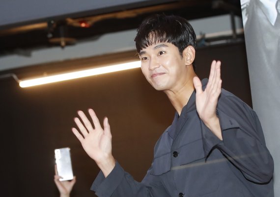 배우 김수현이 2일 오후 서울 강남구 메가박스 코엑스점에서 열린 영화 '헌트(HUNT)' VIP 시사회에서 환호하는 팬에게 인사를 하고 있다. ⓒ News1 권현진 기자