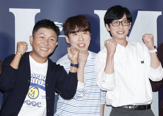 방송인 조세호(왼쪽부터), 남창희, 유재석이 2일 오후 서울 강남구 메가박스 코엑스점에서 열린 영화 '헌트(HUNT)' VIP 시사회에서 포즈를 취하고 있다. ⓒ News1 권현진 기자