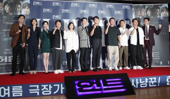 배우 정우성(왼쪽부터)과 전혜진, 고윤정, 김종수, 정경순, 허성태, 박성웅, 황정민, 임형국, 정만식, 이정재 감독이 2일 오후 서울 강남구 메가박스 코엑스점에서 열린 '헌트(HUNT)' VIP 시사회에서 영화 흥행 대박을 기원하며 파이팅을 외치고 있다. ⓒ News1 권현진 기자
