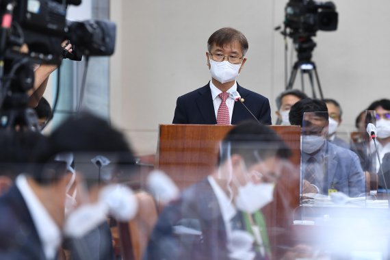 이정식 고용노동부 장관이 3일 서울 여의도 국회에서 열린 환경노동위원회 전체회의에서 업무보고를 하고 있다. 사진=서동일 기자