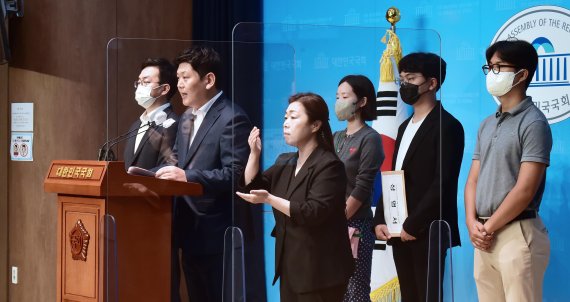 강호승 전 청년보좌역 포함한 국민의힘 정상화를 바라는 청년당원 비상대책연대가 3일 서울 여의도 국회 소통관에서 민생 위기 극복 관련 조속히 비대위 구성을 촉구하는 성명서 발표 기자회견을 갖고 있다. 사진=서동일 기자