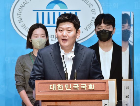 강호승 전 청년보좌역 포함한 국민의힘 정상화를 바라는 청년당원 비상대책연대가 3일 서울 여의도 국회 소통관에서 민생 위기 극복 관련 조속히 비대위 구성을 촉구하는 성명서 발표 기자회견을 갖고 있다. 사진=서동일 기자