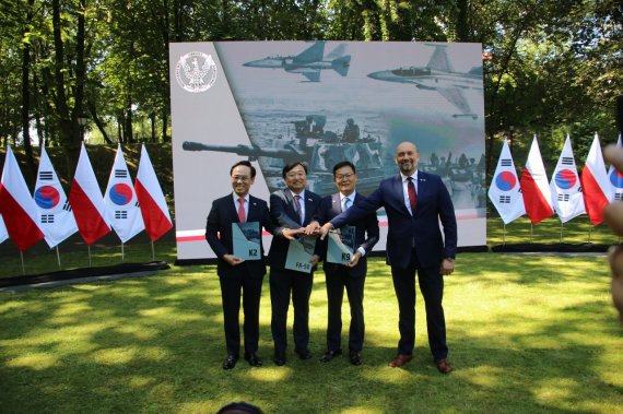 폴란드가 FA-50 경공격기, K2전차, K9자주포 수입에 대한 기본계약(Framework Agreement)을 체결한 모습. 왼쪽부터 이용배 현대로템 대표, 안현호 한국항공우주산업 대표, 손재일 한화디펜스 대표, 세바스찬 흐바워크 국영방산기업 PGZ 회장. /사진=뉴시스