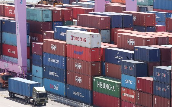 이날 인천 연수구 인천신항에서 컨테이너 선적 작업이 진행되는 모습. 2022.8.1/뉴스1 ⓒ News1 임세영 기자