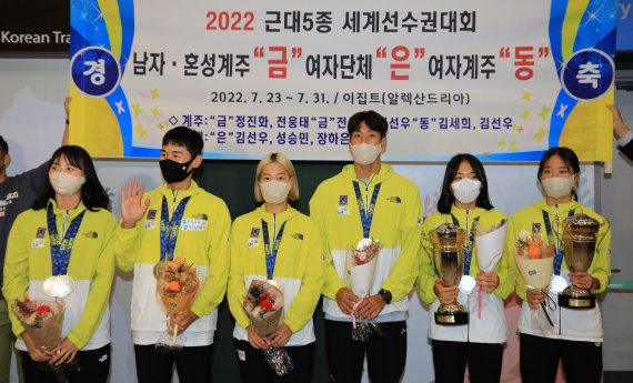 한국 근대5종 대표팀 선수들이 2일 오후 인천국제공항을 통해 귀국해 꽃다발을 들고 포즈를 취하고 있다. 대표팀은 이집트 알렉산드리아에서 열린 2022 국제근대5종연맹(UIPM) 세계선수권대회에서 금메달 2개를 포함해 최고의 성과(금2, 은2, 동1)를 냈다. 왼쪽부터 김선우, 전웅태, 김세희, 정진화, 성승민, 장하은. 2022.8.2/뉴스1 ⓒ News1 구윤성 기자
