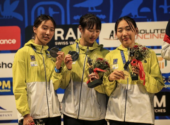김선우(경기도청), 성승민(대구광역시청), 장하은(경기체고)이 2022 국제근대5종연맹(UIPM) 세계선수권대회에서 여자 단체전 은메달을 합작했다. (대한근대5종연맹 제공) ⓒ 뉴스1