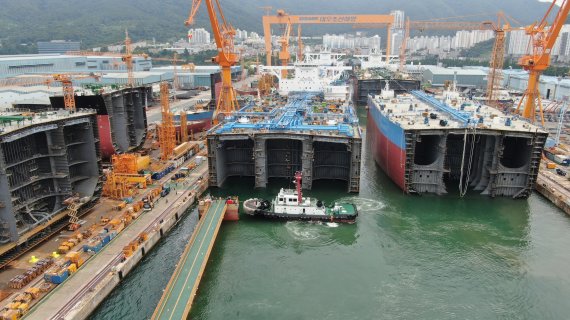 지난 7월 23일 대우조선해양 옥포조선소 1도크에서 30만t급 초대형 원유 운반선이 진수되고 있다. 대우조선해양 제공