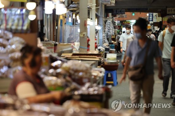 여름 휴가철에도 불 밝힌 전통시장 점포들 (서울=연합뉴스) 임화영 기자 = 여름 휴가철을 맞은 1일 서울 종로구 광장시장에 자율연휴 공지가 됐음에도 불구하고 많은 점포들이 장사를 하고 있다. 2022.8.1 hwayoung7@yna.co.kr (끝)