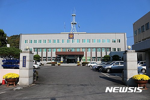 대낮 은행앞서 부부가 흉기 피습..범인은 100km 도주 끝 도로서 자해