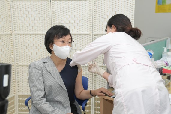 3일 오유경 식품의약품안전처 처장이 충북 청주 흥덕구 보건소에서 4차접종을 받고 있다. 식품의약품안전처 제공.