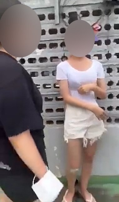 한 여학생이 또래 무리에게 집단폭행을 당하는 영상이 온라인 커뮤니티를 중심으로 확산돼 경찰이 수사에 착수했다. 경찰은 가해 학생 4명을 폭행 혐의로 입건, 여죄를 조사 중이다. 사진=뉴스1